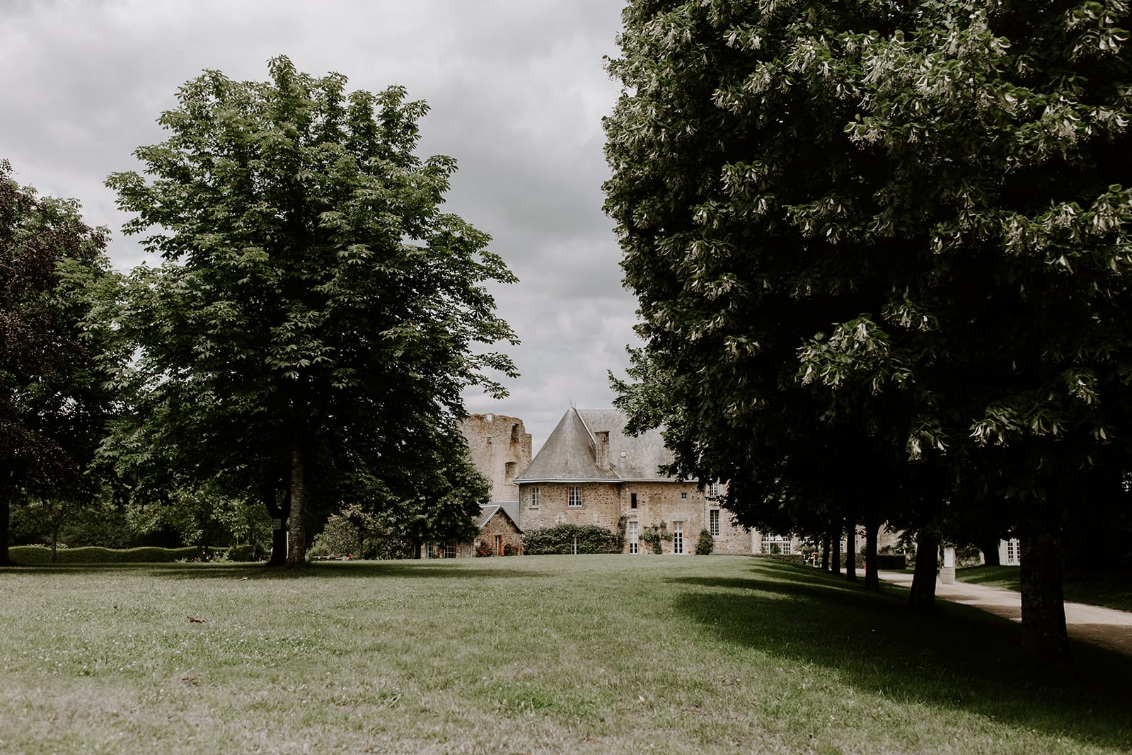 mariage_chateau_la_flocelliere_vendee_flavie_nelly_photographe-74-obonheurdesdames-decoration-mariage-location-vegetal