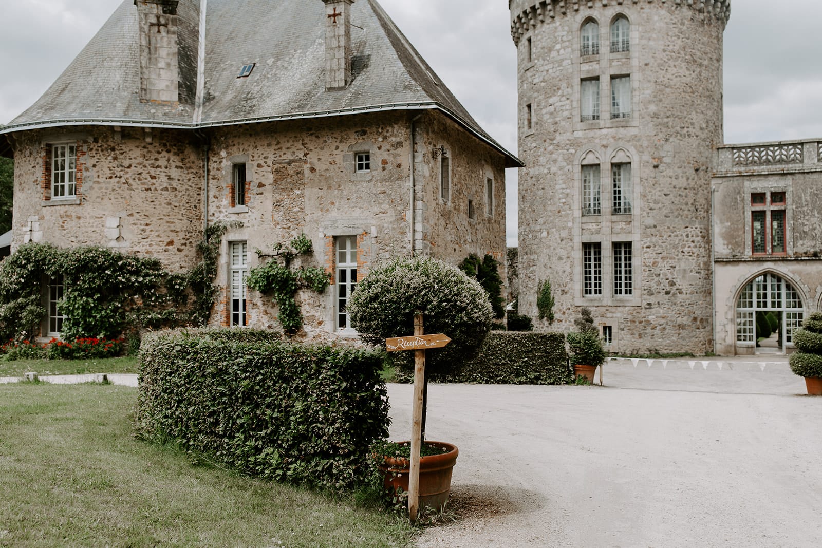 mariage_chateau_la_flocelliere_vendee_flavie_nelly_photographe-82-obonheurdesdames-decoration-mariage-location-vegetal